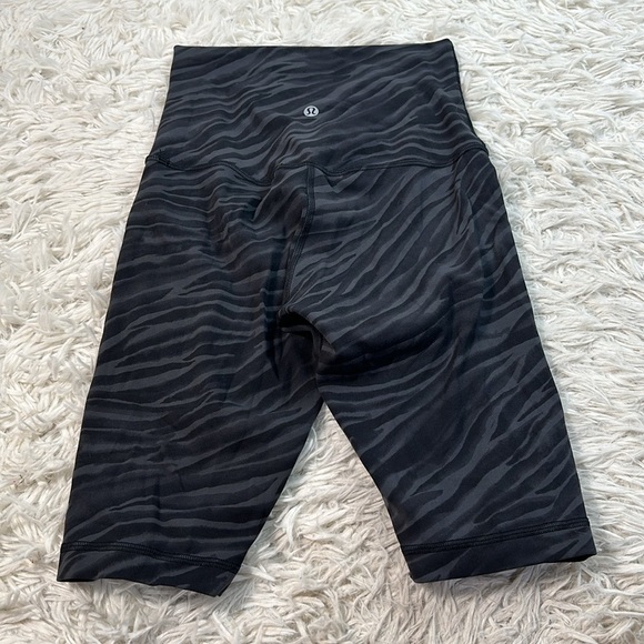 Lululemon Align Super High Rise Short *10" Le Tigre Camo Deep Coal Multi - Picture 3 of 6